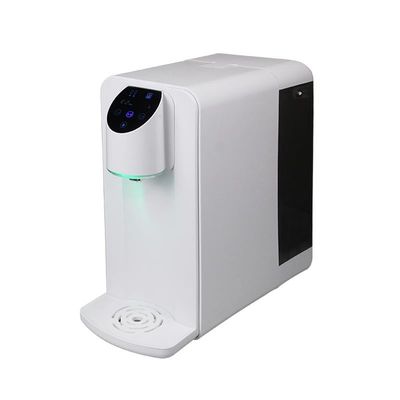 thuiswaterzuiveraar met verwijderbare tank of kraanwaterzuiveringssysteem water met temperatuur van 7 graden